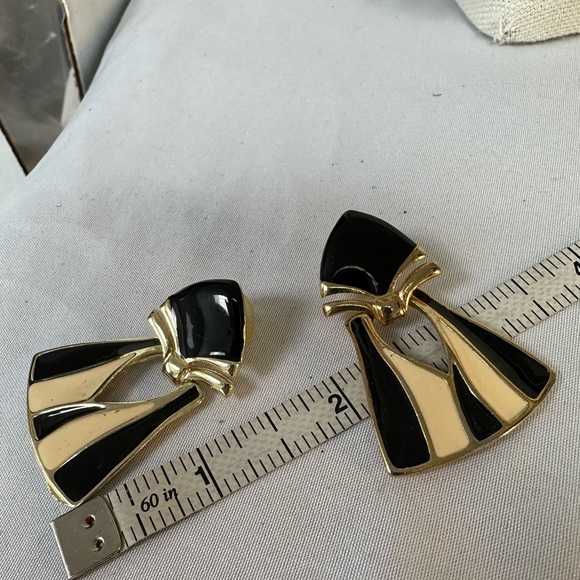 Abstract 80’s black beige door knocker style earrings - Picture 6 of 6